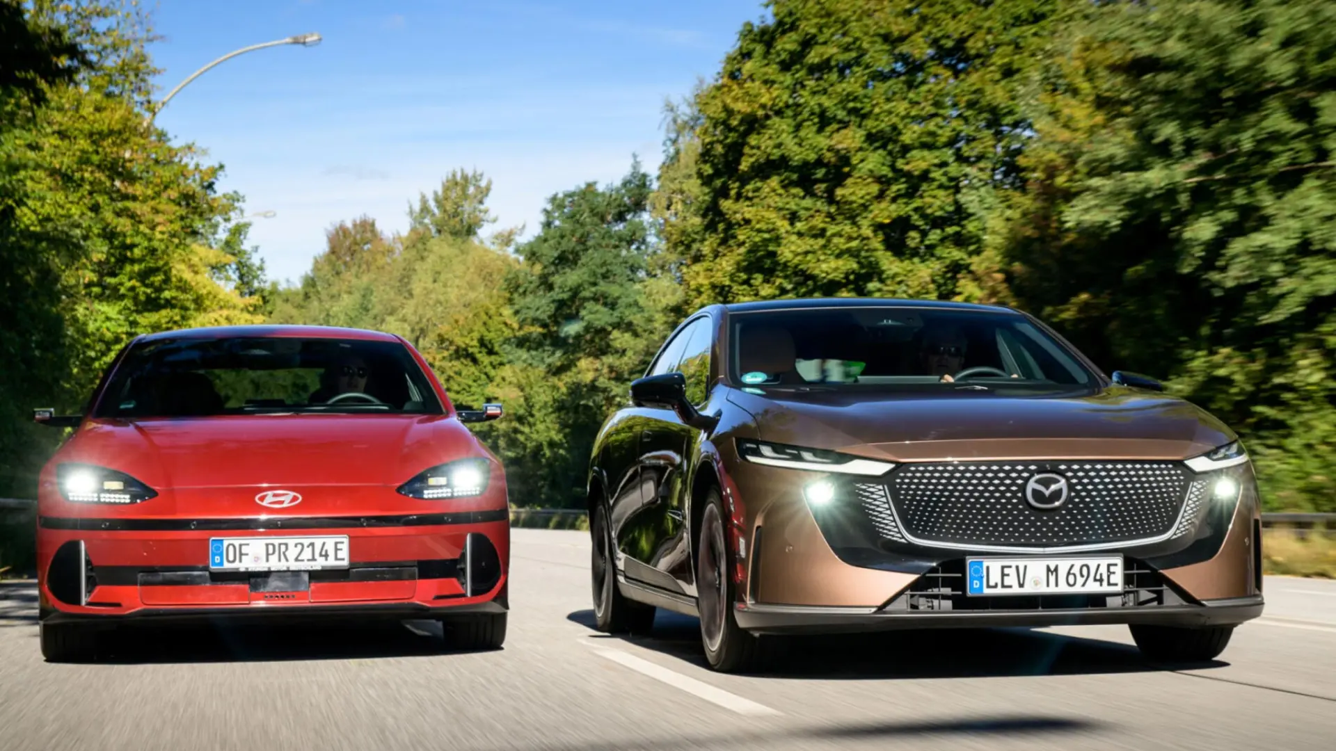 Mazda6e et Hyundai Ioniq 6 côte à côte, deux berlines électriques aux designs aérodynamiques contrastés