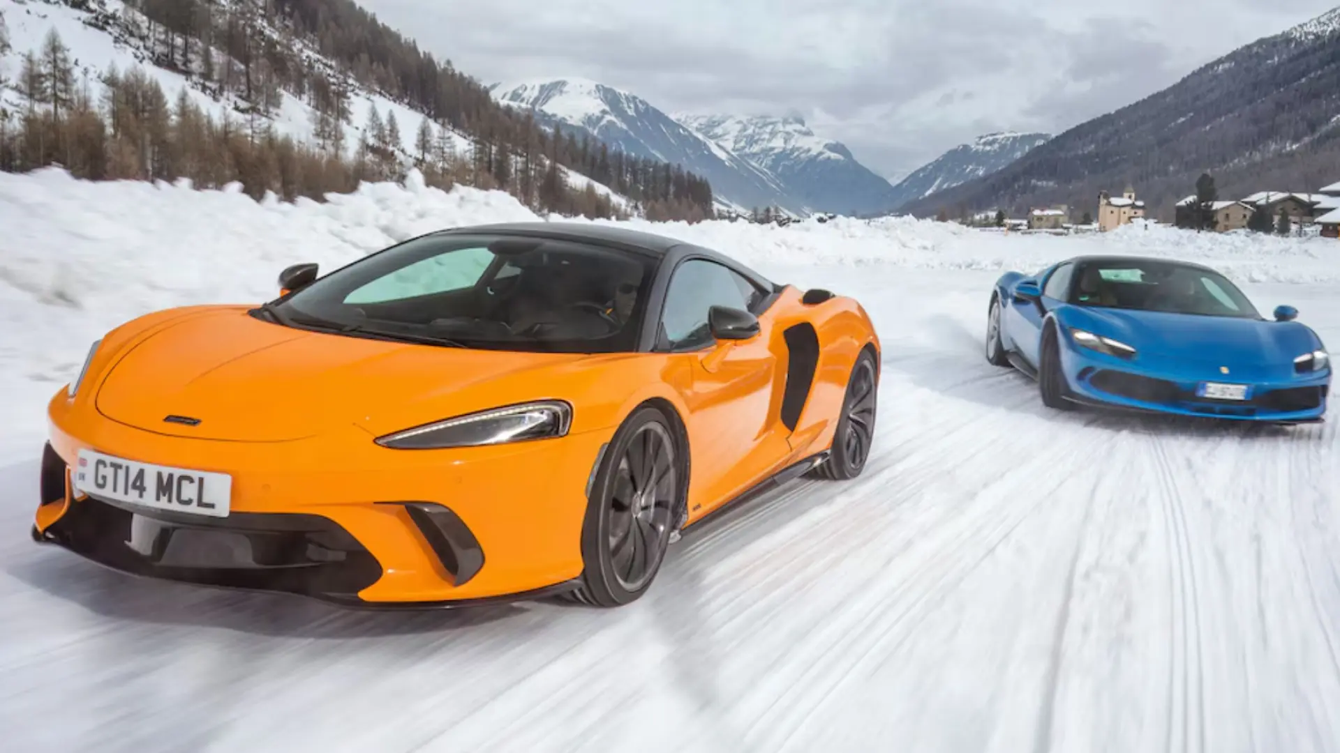 McLaren GTS orange et Ferrari 296 GTS bleu côte à côte sur piste enneigée à Livigno