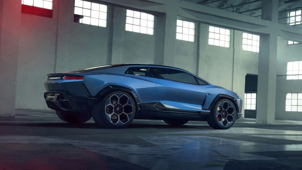 Lamborghini supercar sur route, symbolisant l'abandon du projet électrique au profit de motorisations hybrides