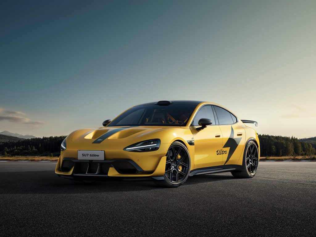 Xiaomi SU7 Ultra, voiture électrique sportive rouge exposée en Espagne, disponible dans Gran Turismo 7
