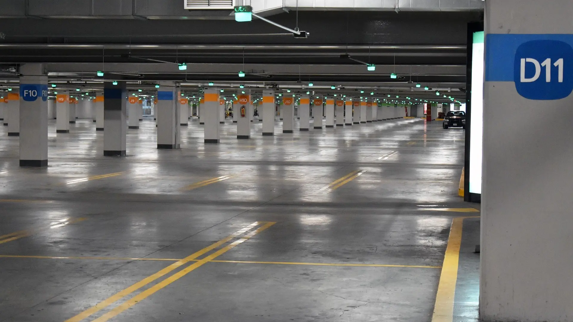 Alerte dans les parkings : les voitures électriques bannies pour risque d'incendie