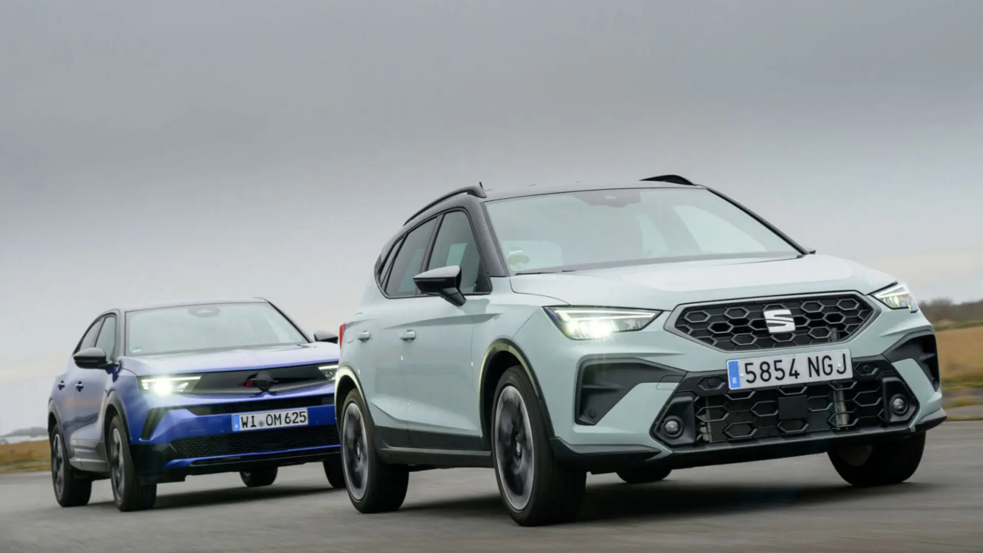 Seat Arona 1.5 TSI et Opel Mokka Hybrid côte à côte en comparaison de SUV urbains
