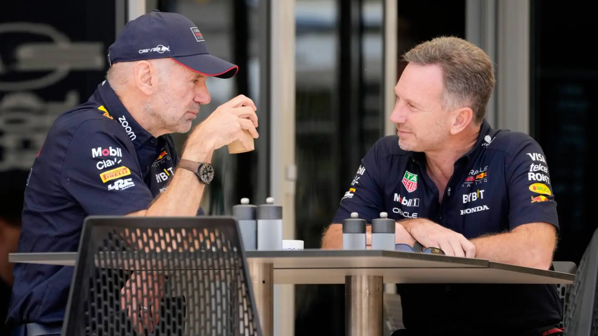 Adrian Newey, directeur d'équipe d'Aston Martin F1, lors d'une conférence de presse en 2026