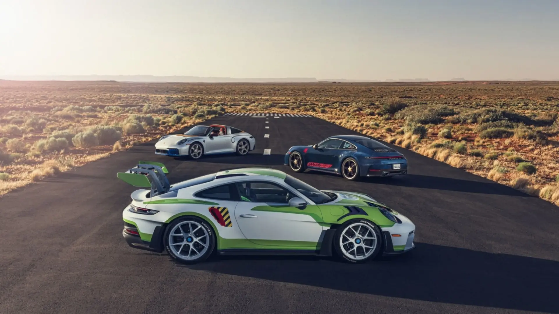 Trois Porsche 911 customisées aux couleurs de Woody, Buzz Lightyear et Jessie de Toy Story 5