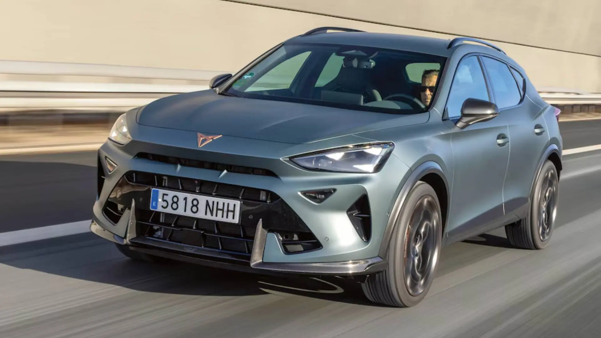 Cupra Formentor VZ5 vue de trois-quarts avant, montrant son design sportif et ses passages de roues élargis