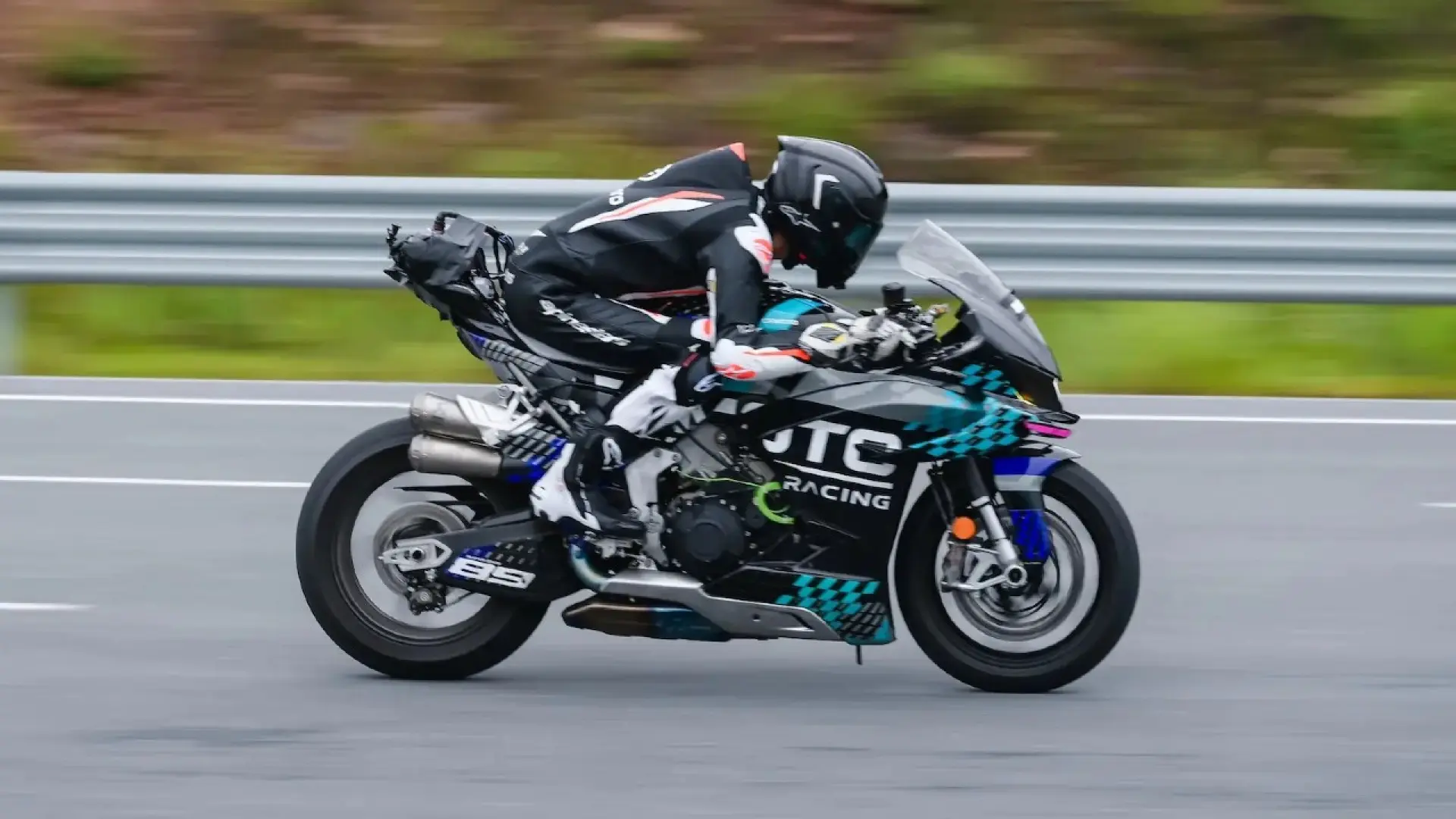 CFMOTO V4 SR-RR, superbike chinoise record à 315 km/h avec moteur V4 de 212 chevaux