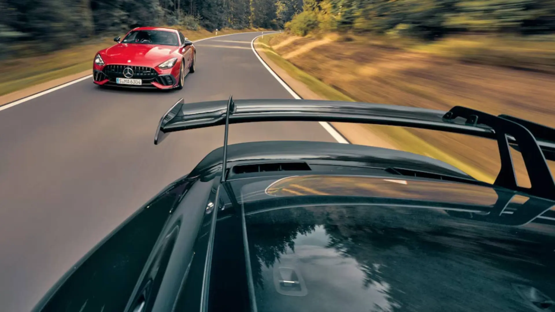Mercedes-AMG GT 63 Pro et Porsche 911 GT3 côte à côte sur circuit lors d'un comparatif performance