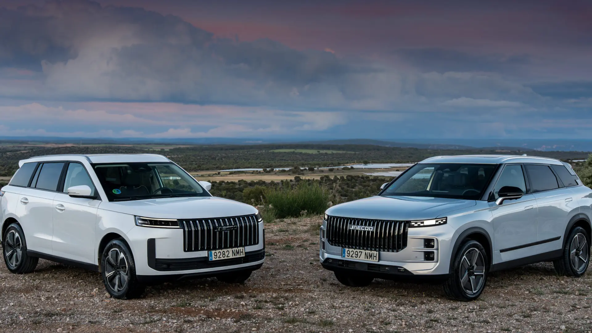SUV OMODA et JAECOO hybrides garés côte à côte, présentant la nouvelle gamme électrifiée du constructeur chinois