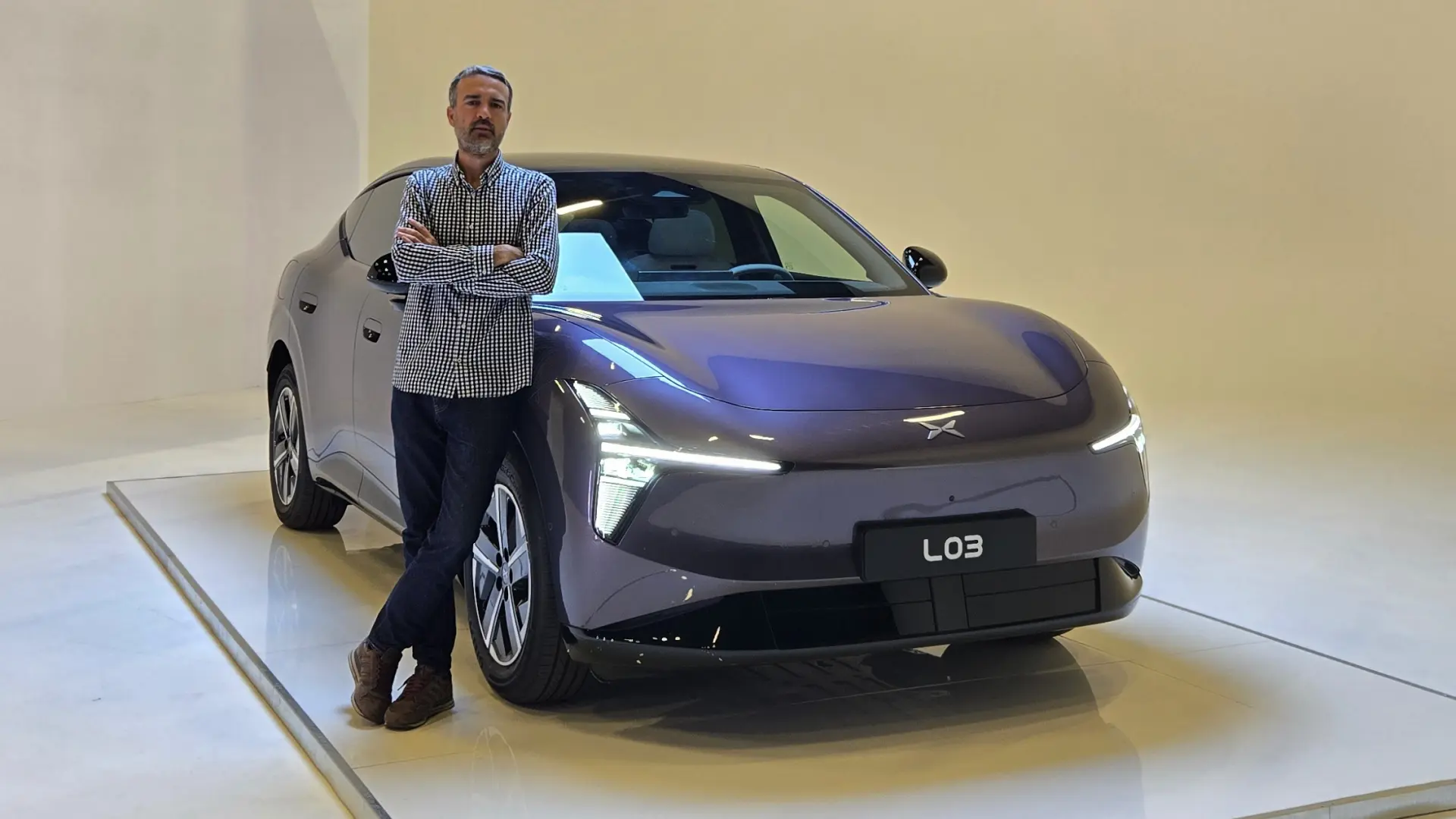 SUV électrique XPeng L03 vue de face avec phares LED en demi-X, design signé par l'ex-designer Ferrari JuanMa López