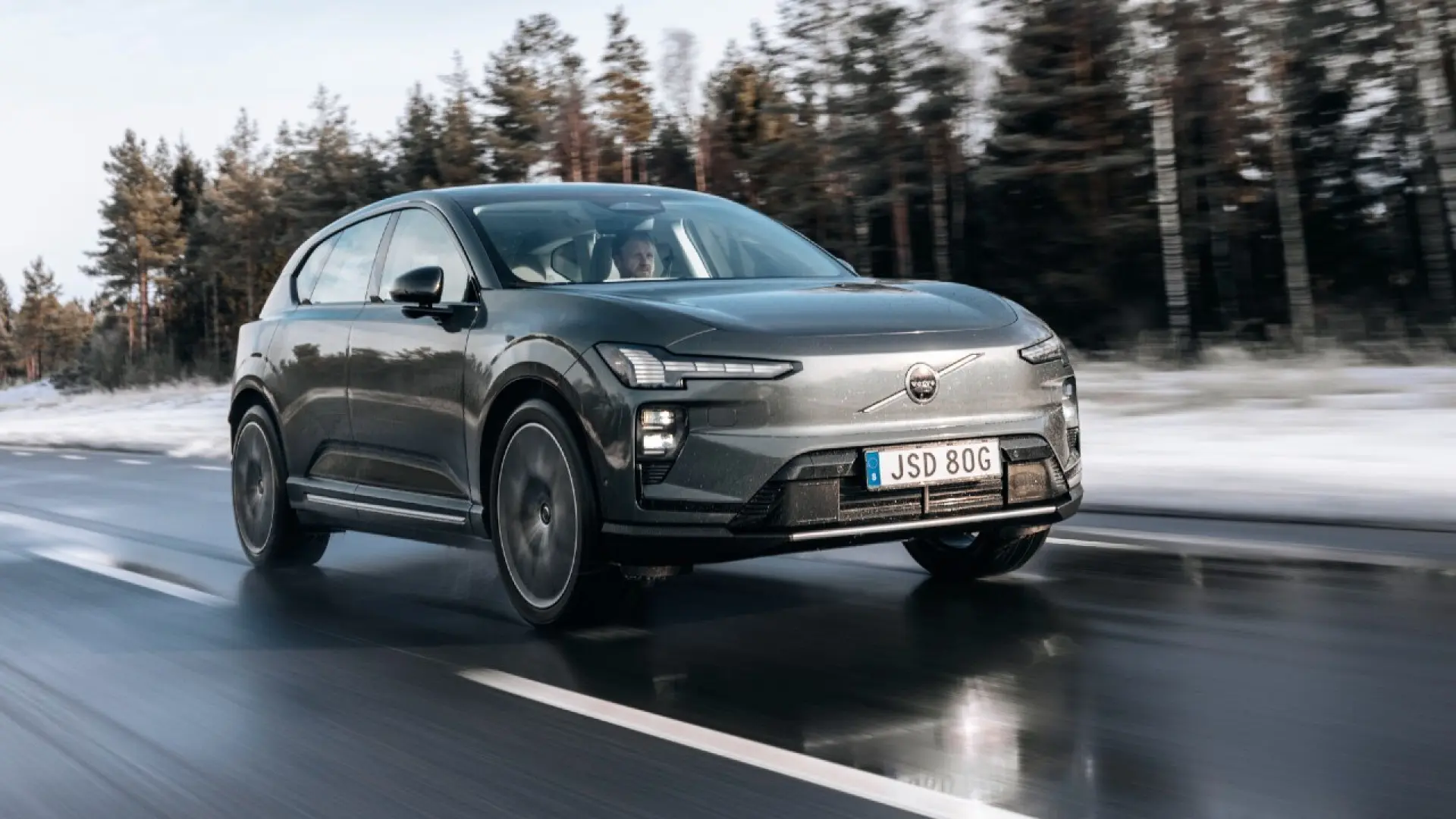 Volvo EX60 électrique noir garé, SUV premium suédois face à ses concurrents BMW iX3, Mercedes GLC et Porsche Macan