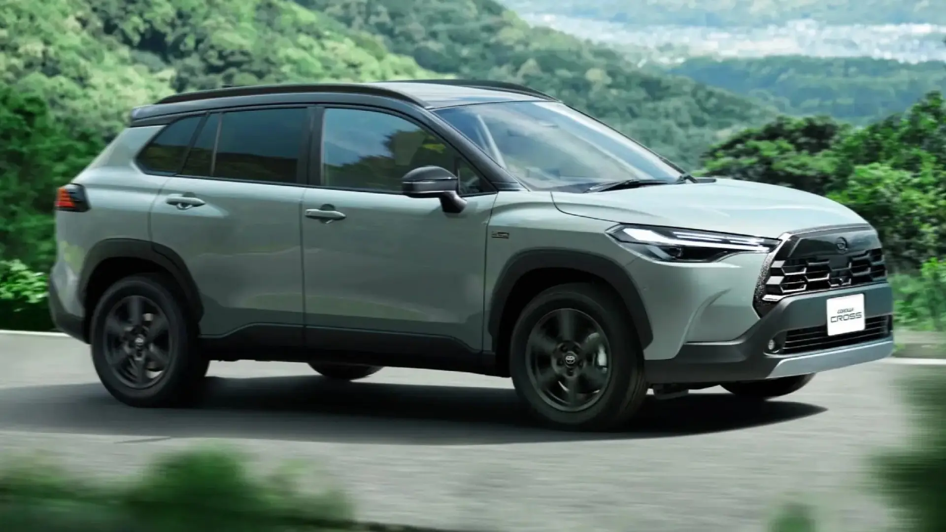 Toyota Corolla Cross Z Adventure 2026 avec calandre Land Cruiser et lettrage TOYOTA blanc