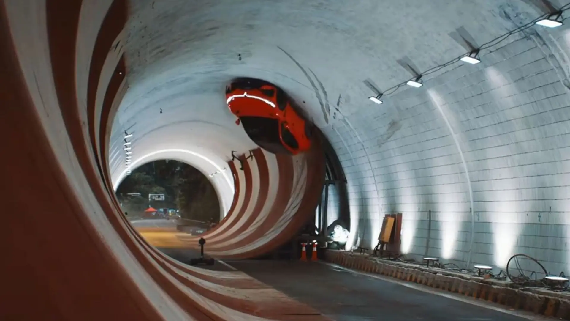 SUV électrique Voyah Passion S réalisant un looping complet dans un tunnel, cascade automobile spectaculaire
