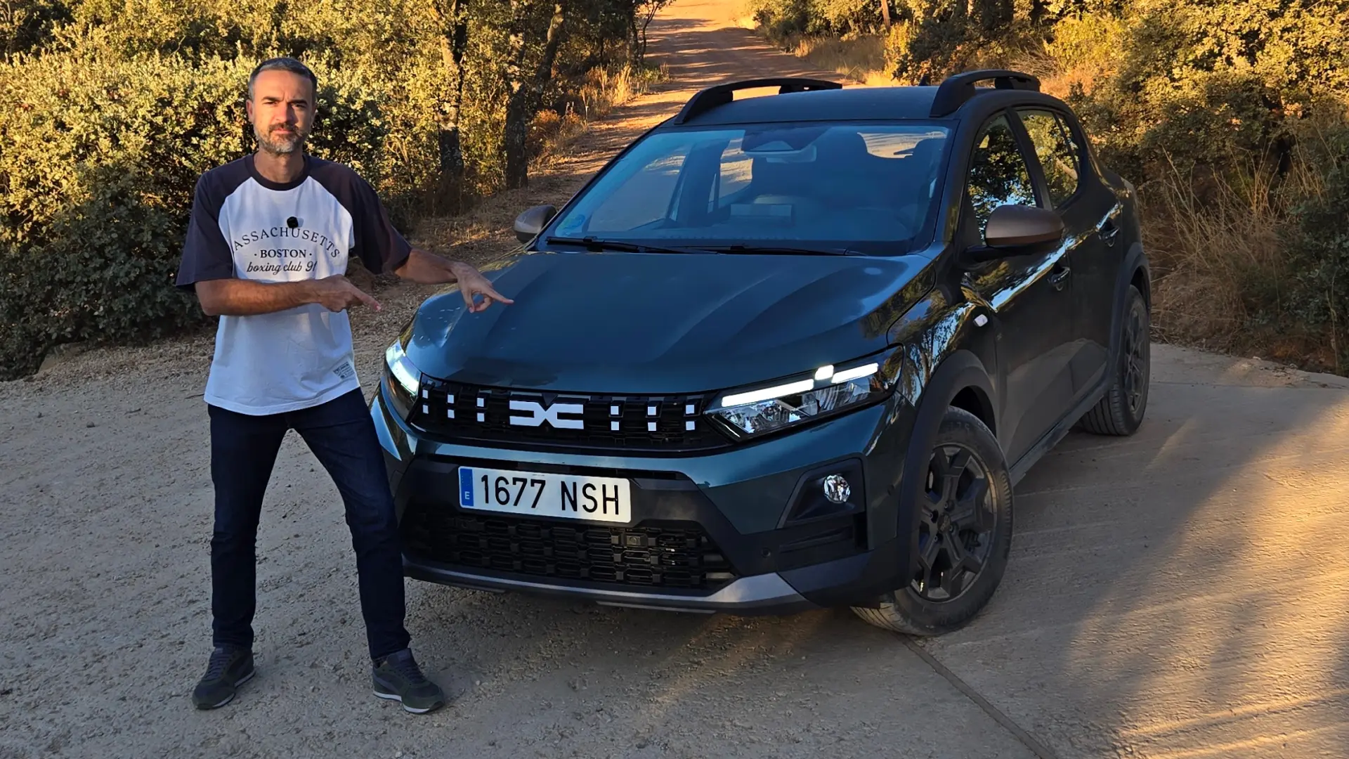 Dacia Sandero hybride 155 ch vue de face avec sa nouvelle signature lumineuse en T et calandre pixellisée