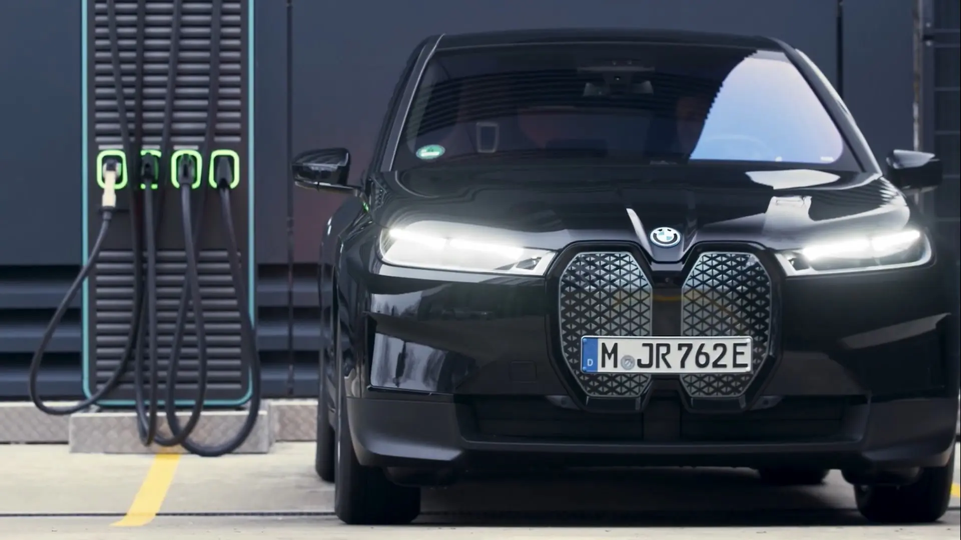 Borne de recharge pour véhicule électrique installée sur place de parking en copropriété
