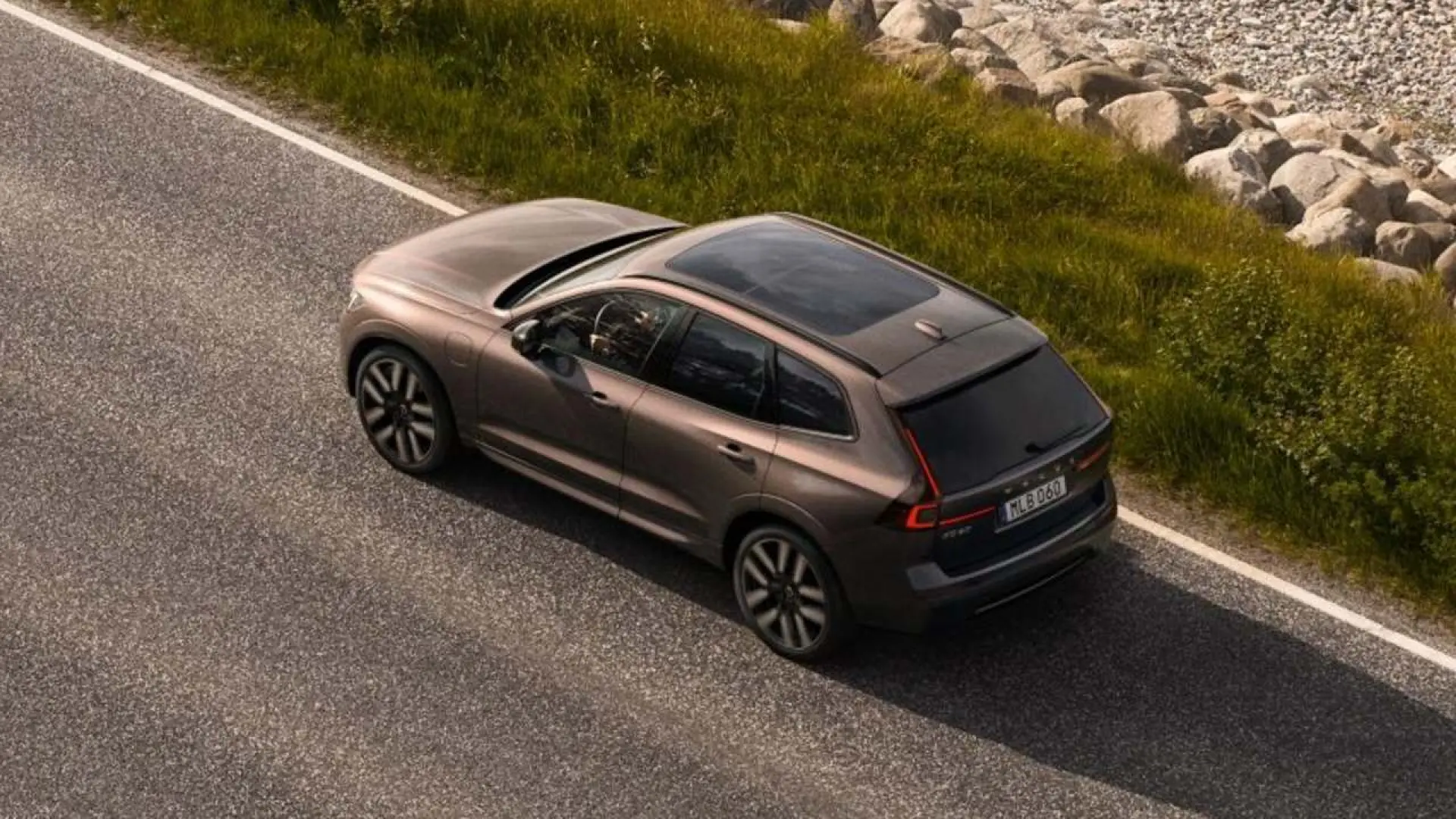 SUV hybride rechargeable en charge, illustrant les nouveaux modèles atteignant 200 km d'autonomie électrique