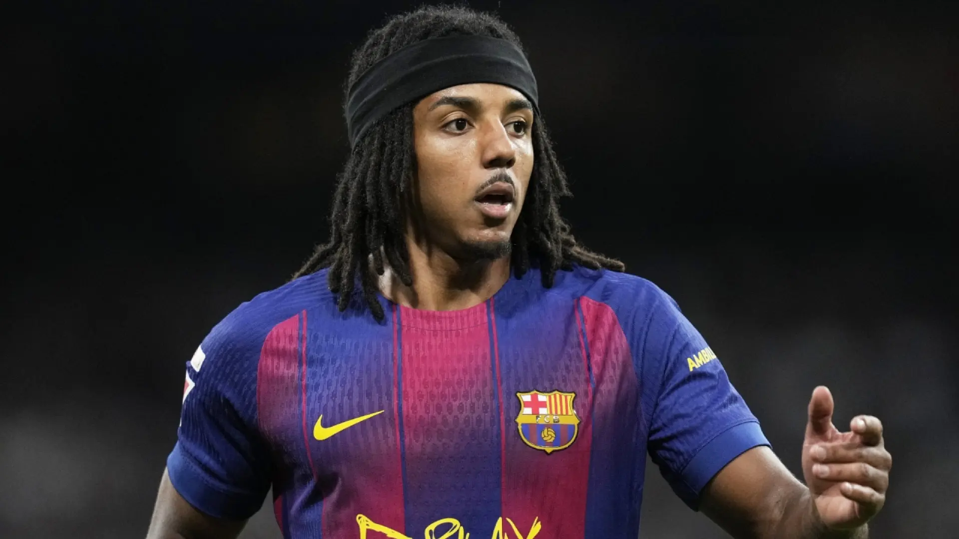 Jules Koundé au volant de son Range Rover L460 noir arrivant à l'entraînement du FC Barcelone