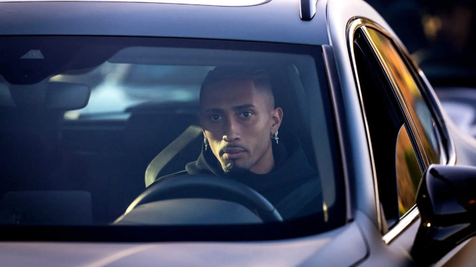 Raphinha au volant de son Mercedes-AMG G63 noir arrivant à l'entraînement du FC Barcelone