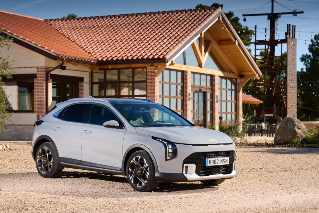 Le Kia XCeed restylé débarque sous les 20 000 euros : technologie embarquée et motorisation hybride au programme