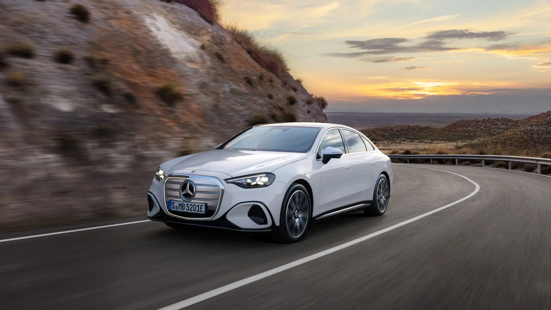 Mercedes Classe C électrique 2026 : 489 chevaux, 751 km d'autonomie et une calandre à 1 050 points lumineux