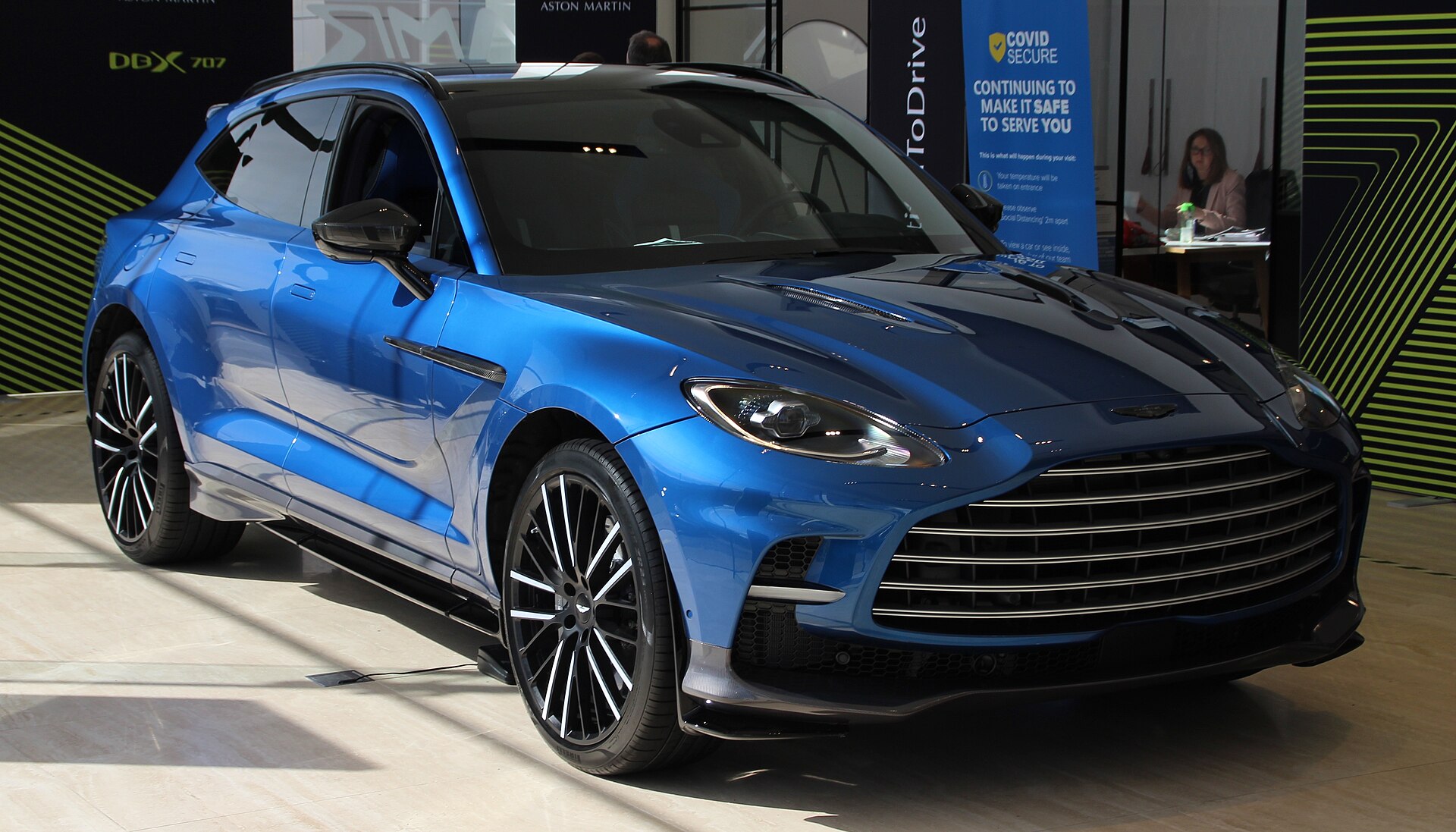 Aston Martin DBX707